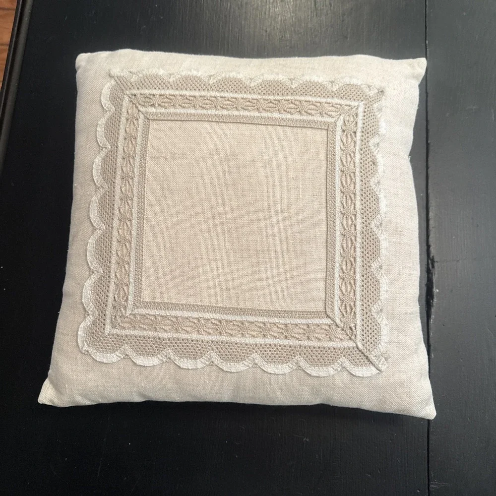 Light Beige Cotton Linen  CROCHET Lace Trim PILLOW RUFFLED EDGE EUC